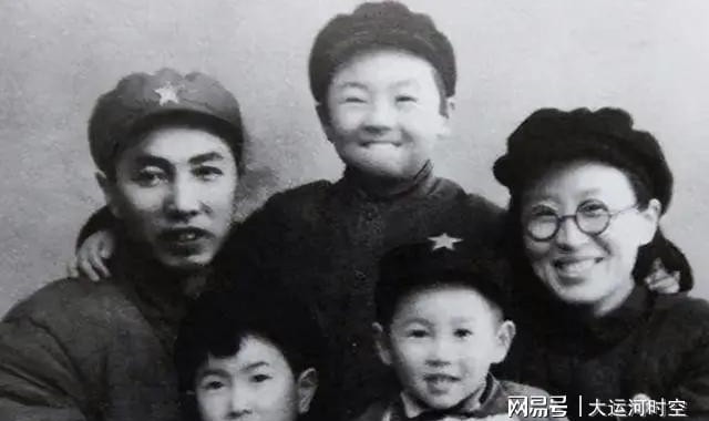 体育平台-1949年，贺子珍去北京看女儿，毛主席得知联系方志纯：去办一件事