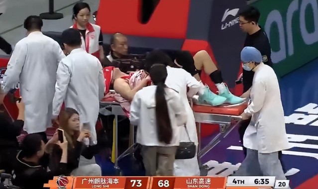 体育娱乐-退役X因素？郭艾伦左膝受伤捂脸沮丧 近三年仅打21场合同也将到期