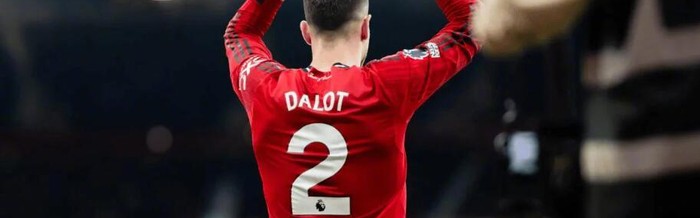 体育娱乐-曼联名宿埃尔文盛赞达洛特蜕变，称其表现顶级|边后卫|英超|迪奥戈·达洛特|边后卫职责|丹尼斯·埃尔文_新浪体育_新浪新闻