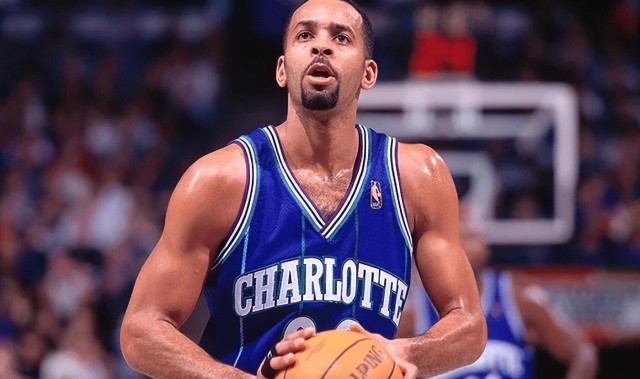 生涯仅11.7分，几乎没有荣誉的他，却在23年后，迎来球衣退役殊荣