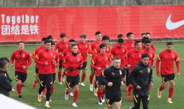 体育平台-集训结束队员返回俱乐部 国足化整为零做最后冲刺