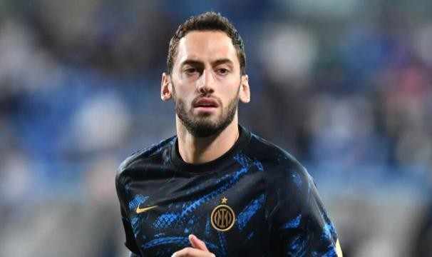 开云官方-恰尔汗奥卢：国米比米兰强多了 伊布总想成为焦点