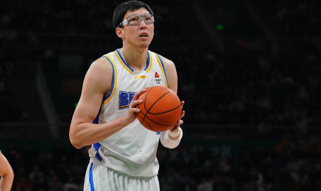 体育娱乐-存在感不强！周琦半场3投仅1中拿到2分4板 正负值+4