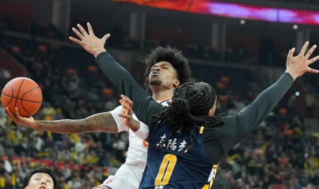 中国体育-呼吸都是错！广东狂输上海尴尬画面曝光 焦泊乔没上场就被杜锋喷