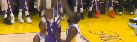 在线体育-詹姆斯突破途中疑似顶到了“小追梦”！追梦捂裆有些不适