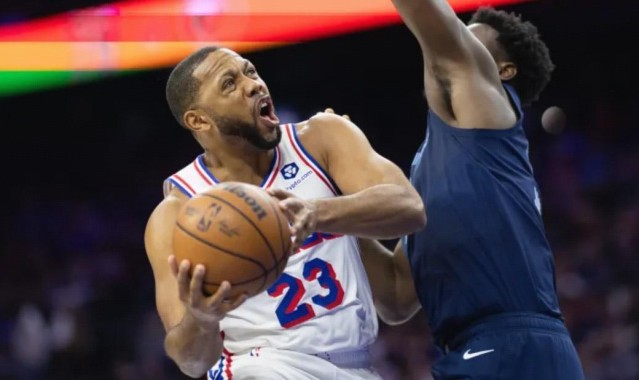 官方网站-记者：灰熊已裁掉交易得来的埃里克-戈登；他将进入买断市场