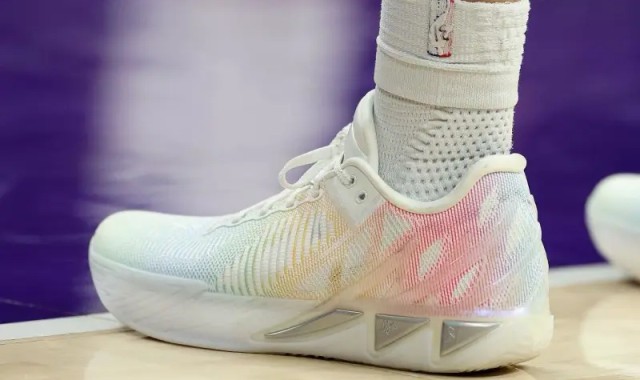 汤普森穿着安踏 KT11，替补贡献23分3篮板5助攻