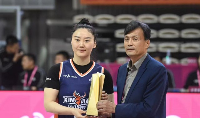 两次重伤后，她站上MVP领奖台|武桐桐|新华社|WCBA总决赛|新疆女篮|中国女篮_新浪体育_新浪新闻