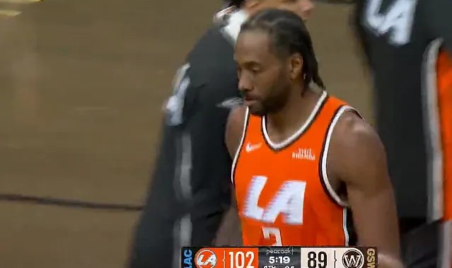 中国体育-伦纳德一打二慢三步上篮拿21分，快船轰出25-10反超勇士13分