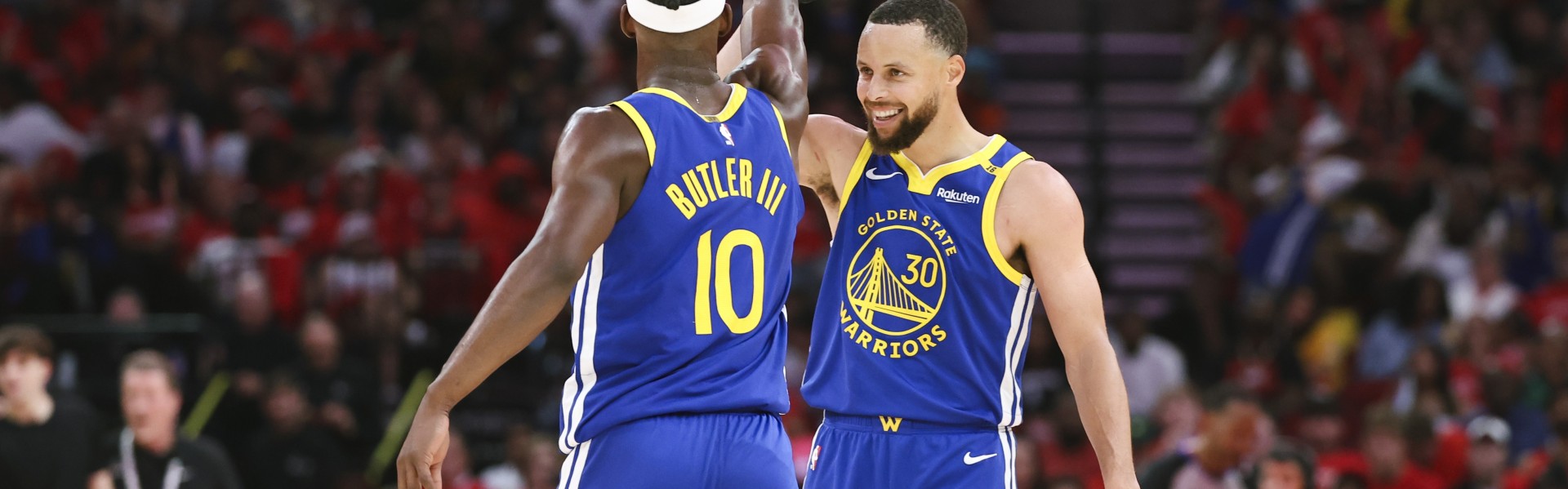 中国体育-真的好队友！大伤的巴特勒随队出征 三分三不沾逗笑库里