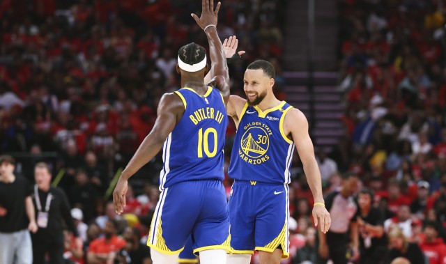 中国体育-真的好队友！大伤的巴特勒随队出征 三分三不沾逗笑库里