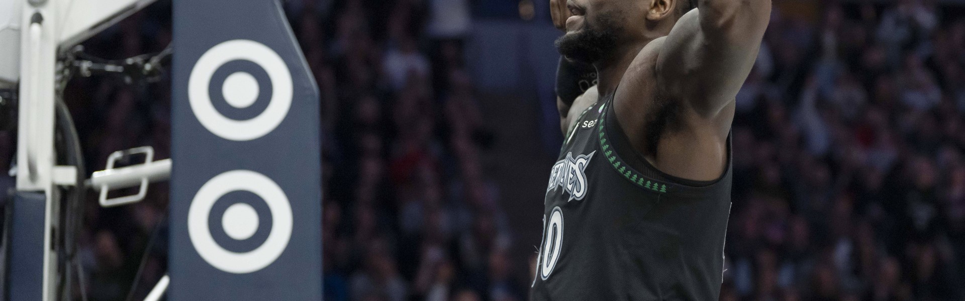 开云平台-超强表现！兰德尔半场14中10高效砍24分 另有5板6助1断&amp;三分6中4