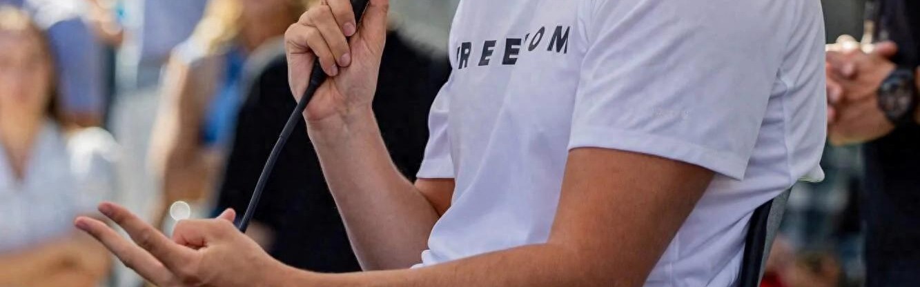 开云平台-枪杀查理·柯克的凶手正脸曝光，是个年轻男人，他从楼顶跳下逃走